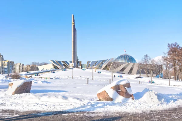 Minsk. Beyaz Rusça büyük yurtsever savaş Müzesi ve obe görüntüleme — Stok fotoğraf