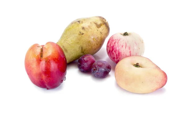 Frutas maduras e folhas de hortelã — Fotografia de Stock