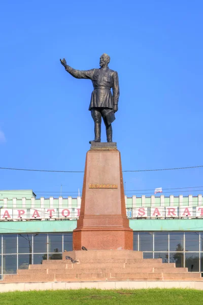 费利克斯 · 捷尔任斯基纪念碑对面火车站 — 图库照片