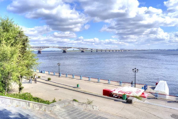 Saratov. Ponte do outro lado do rio Volga — Fotografia de Stock