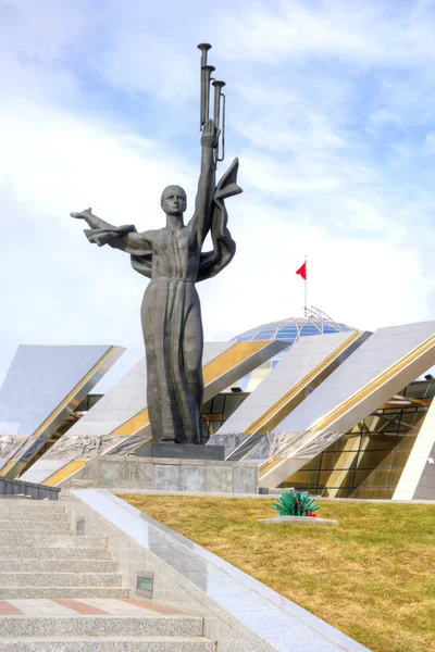ミンスク。ベラルーシ語大祖国戦争博物館とミンスクのオベリスク - — ストック写真