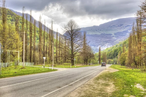 Caucasusen. Vägen i bergen — Stockfoto