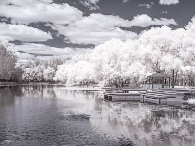 Moskova. Italyan gölet. Kızılötesi fotoğrafçılık