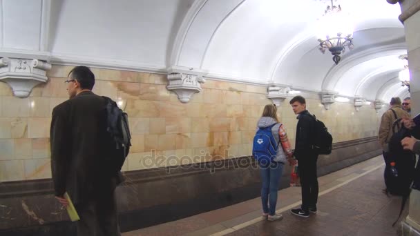 Pasajeros en la plataforma de la estación de metro Komsomolskaya — Vídeo de stock