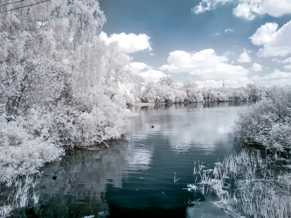 Bílé jezero. Infračervené fotografie — Stock fotografie