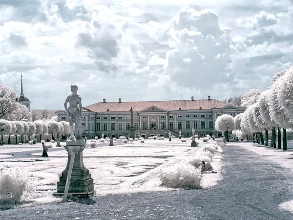 Steegjes in het oude park van het landgoed van Kuskovo, de voormalige esta — Stockfoto