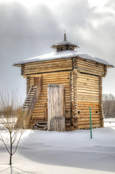 Museum av träarkitektur, Kolomenskoye. Snöfall — Stockfoto