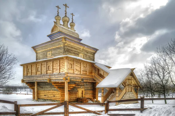 Museu de Arquitetura de Madeira, Kolomenskoye. Queda de neve — Fotografia de Stock