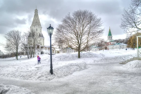 Iglesia de la Ascensión y puertas. Kolomenskoye. Nieve — Foto de Stock