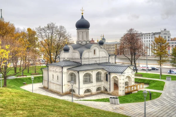 В Москве. Церковь Зачатия Святой Анны в углу — стоковое фото