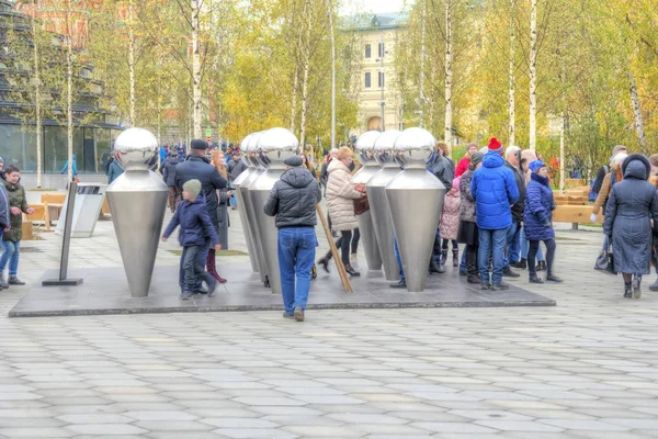 Moskau. zaryadye. Menschen in der Installation widerhallen — Stockfoto