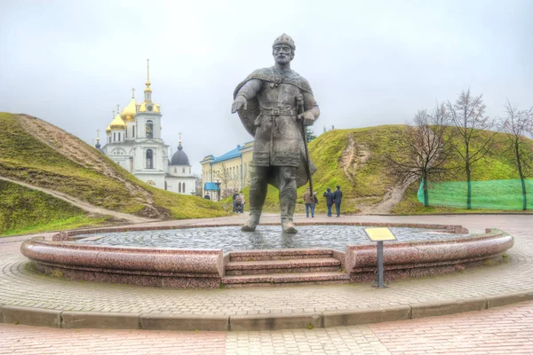 Sity Dmitrov. Estátua do Grande Príncipe russo Yuri Dolgorukiy — Fotografia de Stock