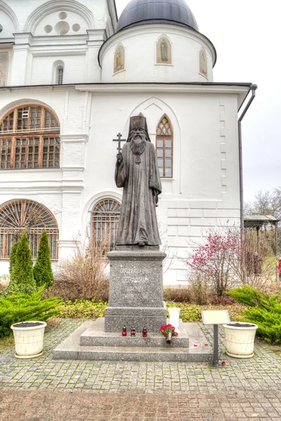 Mieście Dmitrov rzeźby z biskup Serafin (Zvezdinsky) — Zdjęcie stockowe