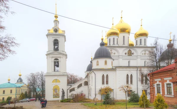 Richting van Dmitrov. Het Kremlin. De kathedraal van de veronderstelling — Stockfoto