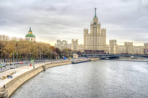 Moskova. Kotelnicheskaya dolgu üzerinde gökdelen — Stok fotoğraf