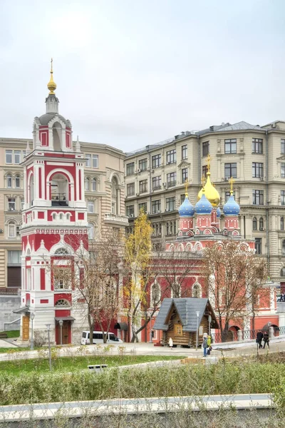 В Москве. Зарядье. Церковь Святого Георгия — стоковое фото