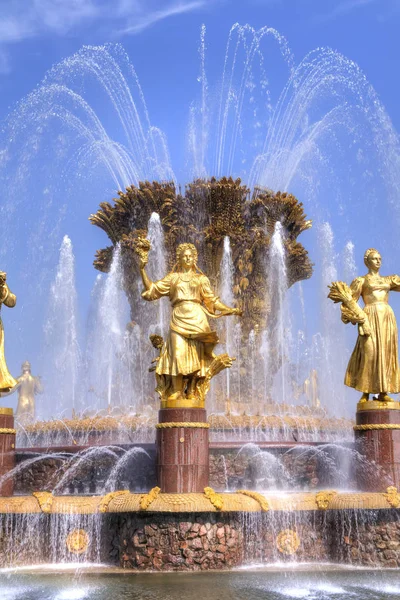 Vdnkh，一座喷泉是人民的友谊 — 图库照片