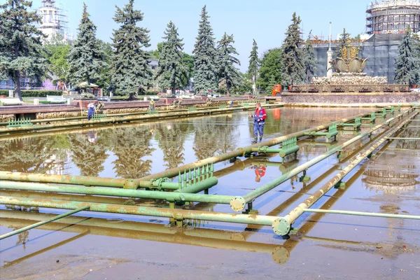 Vdnkh, Reparatur des Brunnens ist die Steinblume — Stockfoto
