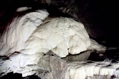 Athos karstik Mağarası