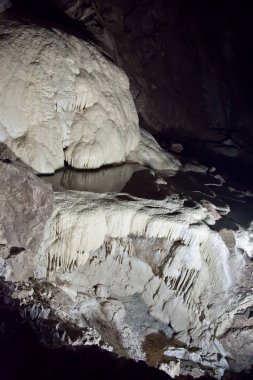 Athos karstik Mağarası