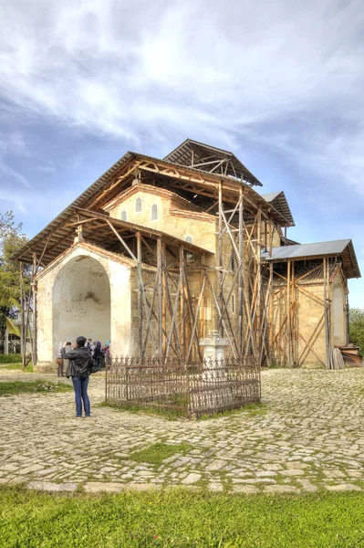 Abhazia. Świątynia z Zaśnięcia Najświętszej Matki Boskiej jest w vil — Zdjęcie stockowe