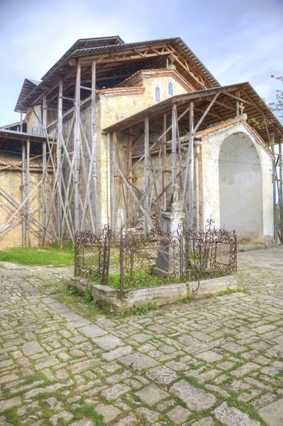 Abhazia. Een tempel van Dormition van meest heilige onze lieve vrouw is in een vil — Stockfoto