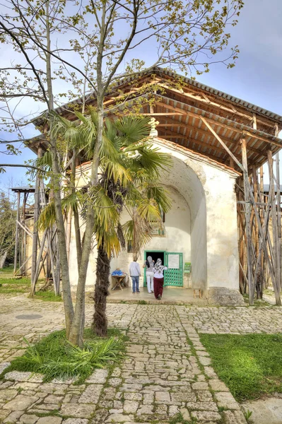 Abhazia. Um templo de Dormição do Santíssimo Nossa Senhora está em um mal — Fotografia de Stock