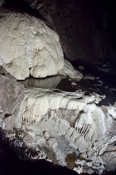 Athos karstik Mağarası