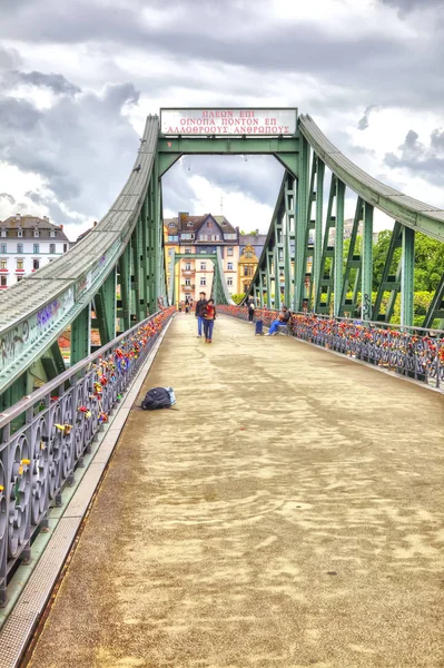 フランクフルト ・ アム ・ マイン。川に架かる橋します。 — ストック写真