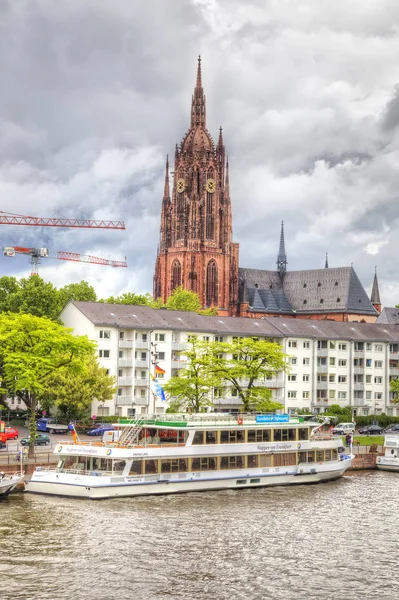 Stadtlandschaft. Frankfurt am Main. Böschung und Brücke — Stockfoto