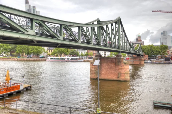 Frankfurt am Main. Nehir üzerinde köprü — Stok fotoğraf