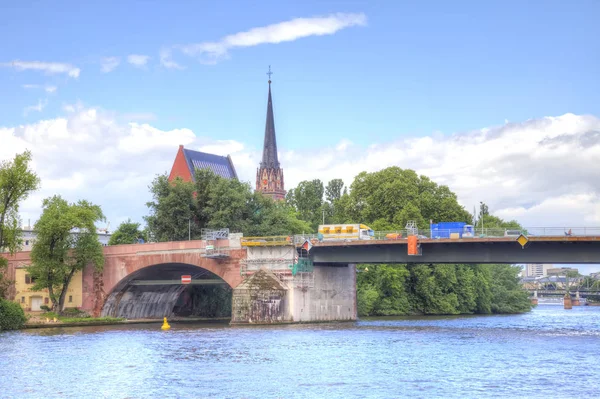Stadslandskapet. Frankfurt am Main. Vallen och bron — Stockfoto