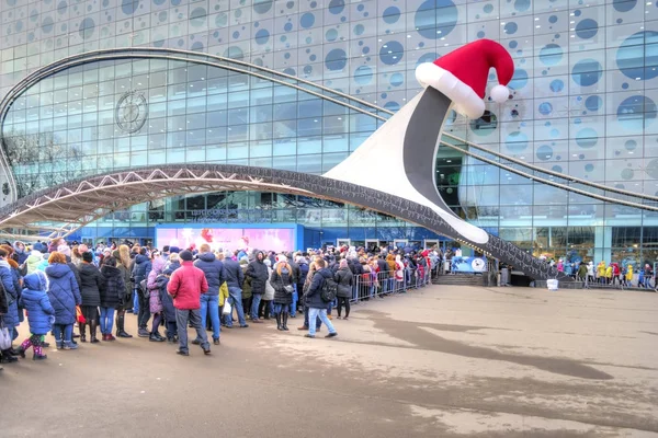 Moskau. vdnkh. die Schlange für Eintrittskarten im Moskvarium — Stockfoto