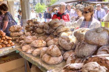 Büyük tane üstünde belgili tanımlık sayaç depodaki siyah ekmek