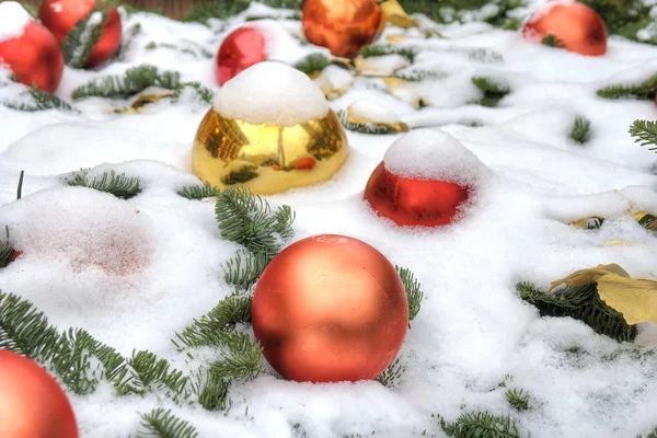 Boules de Noël dans la neige — Photo