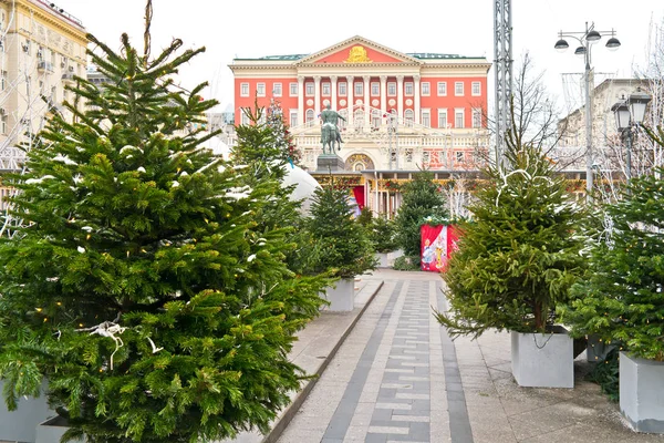 Árbol de Navidad en la plaza Tverskaya cerca del ayuntamiento — Foto de Stock