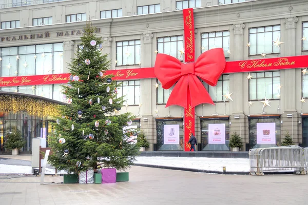 Christmas bow-knot on the facade of TsUM — Stock Photo, Image