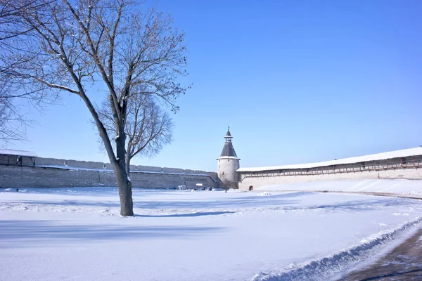 El antiguo Kremlin en la ciudad de Pskov — Foto de Stock