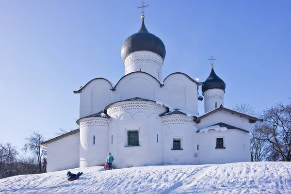 Pskov. As pessoas descansam ao lado da igreja Vasilievskaya — Fotografia de Stock