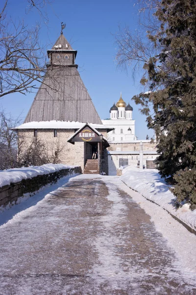 Fortaleza de Pskov, torre de comida do restaurante — Fotografia de Stock