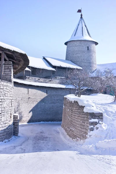 Het oude Kremlin in de stad van Pskov — Stockfoto