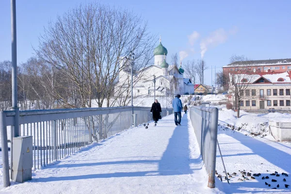 普斯科夫的城市, Pskova 河。教会的顿悟与电击 — 图库照片