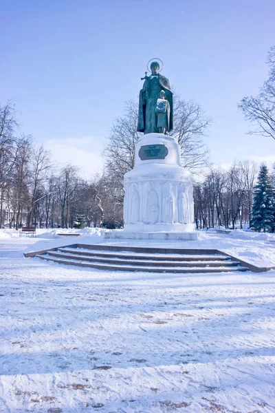 Staden Pskov. Skulpturen av den fantastiska Princess Olga — Stockfoto