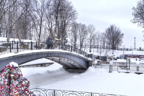 Smolensk. Jardim Lopatinsky. Ponte corcunda — Fotografia de Stock