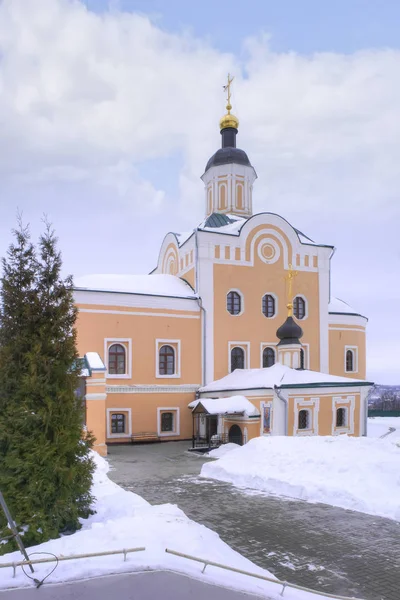 Της πόλης του Σμολένσκ. Η εκκλησία της Μονής Αγίας Τριάδας — Φωτογραφία Αρχείου