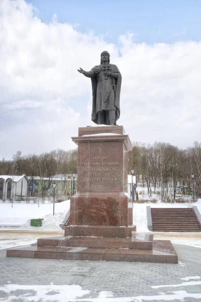 Monument to Prince Vladimir the Great on the embankment of the D — Stock Photo, Image