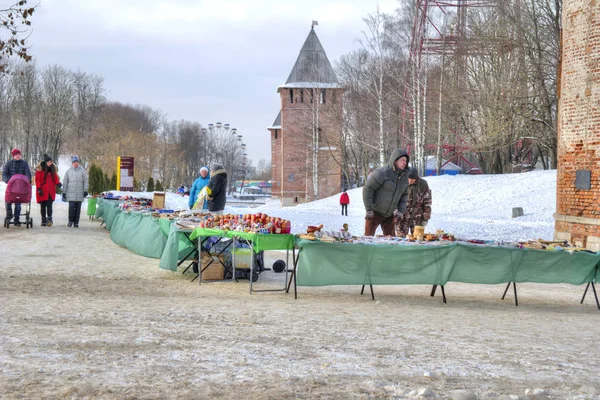 Smolensk. Fästning vägg och souvenir säljarna — Stockfoto