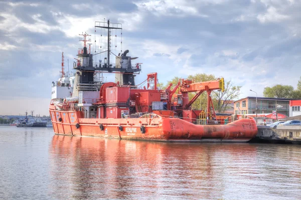 Kaliningrado. Porto de carga. Navio multifuncional — Fotografia de Stock