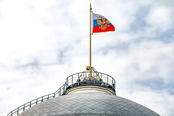 Moskau. Präsidentenstandarte auf der Senatskuppel im Kreml — Stockfoto