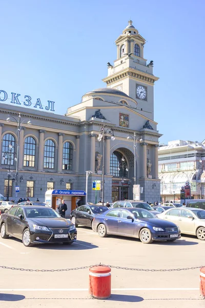 Mosca. Piazza di fronte alla stazione ferroviaria di Kiyevsky — Foto Stock